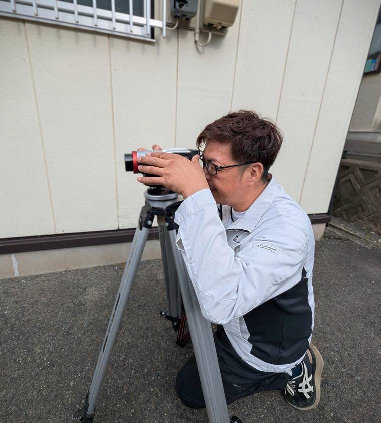 現場での測量作業